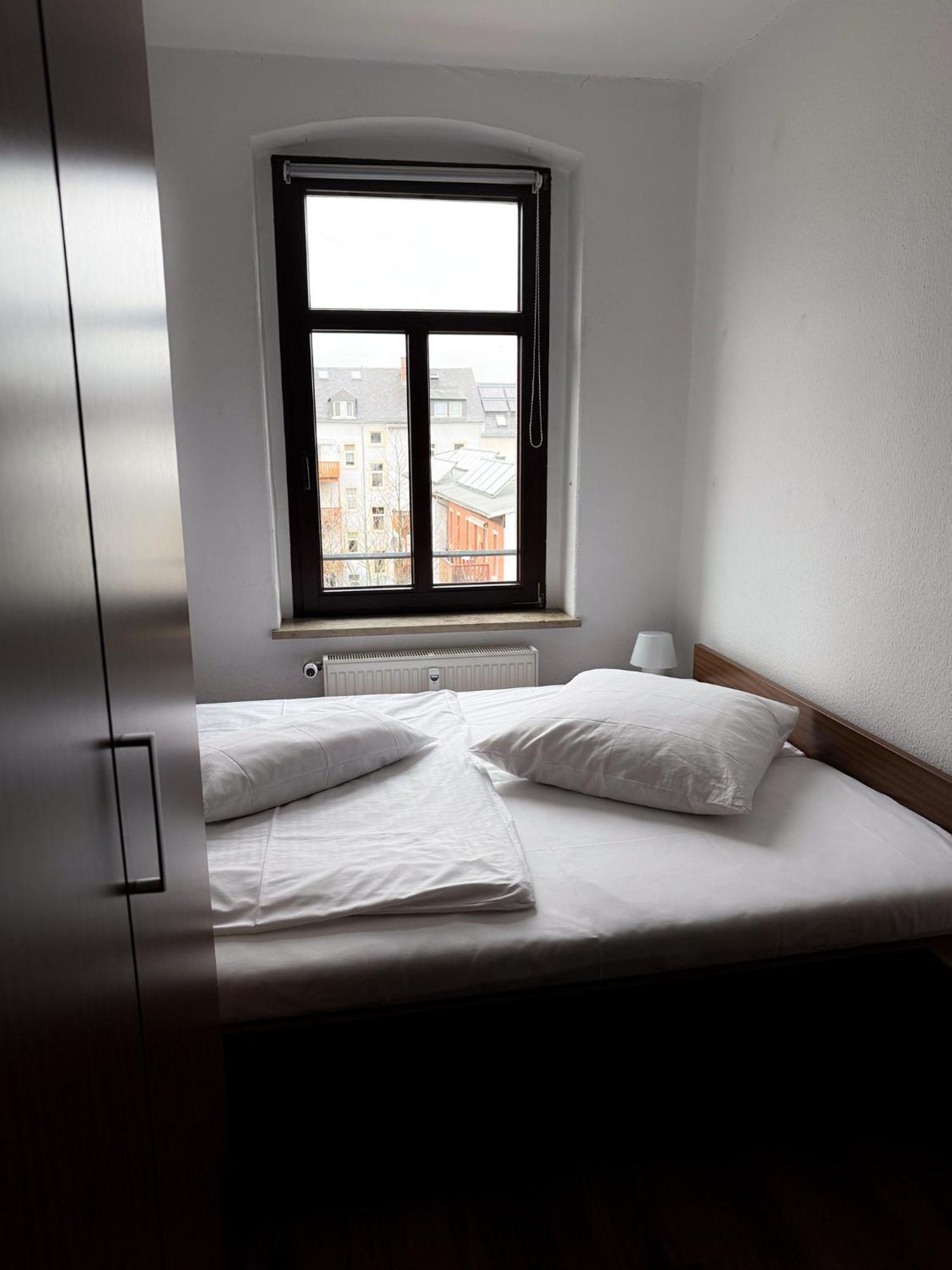 Alexxanders Apartments & Studios Кемниц Стая снимка