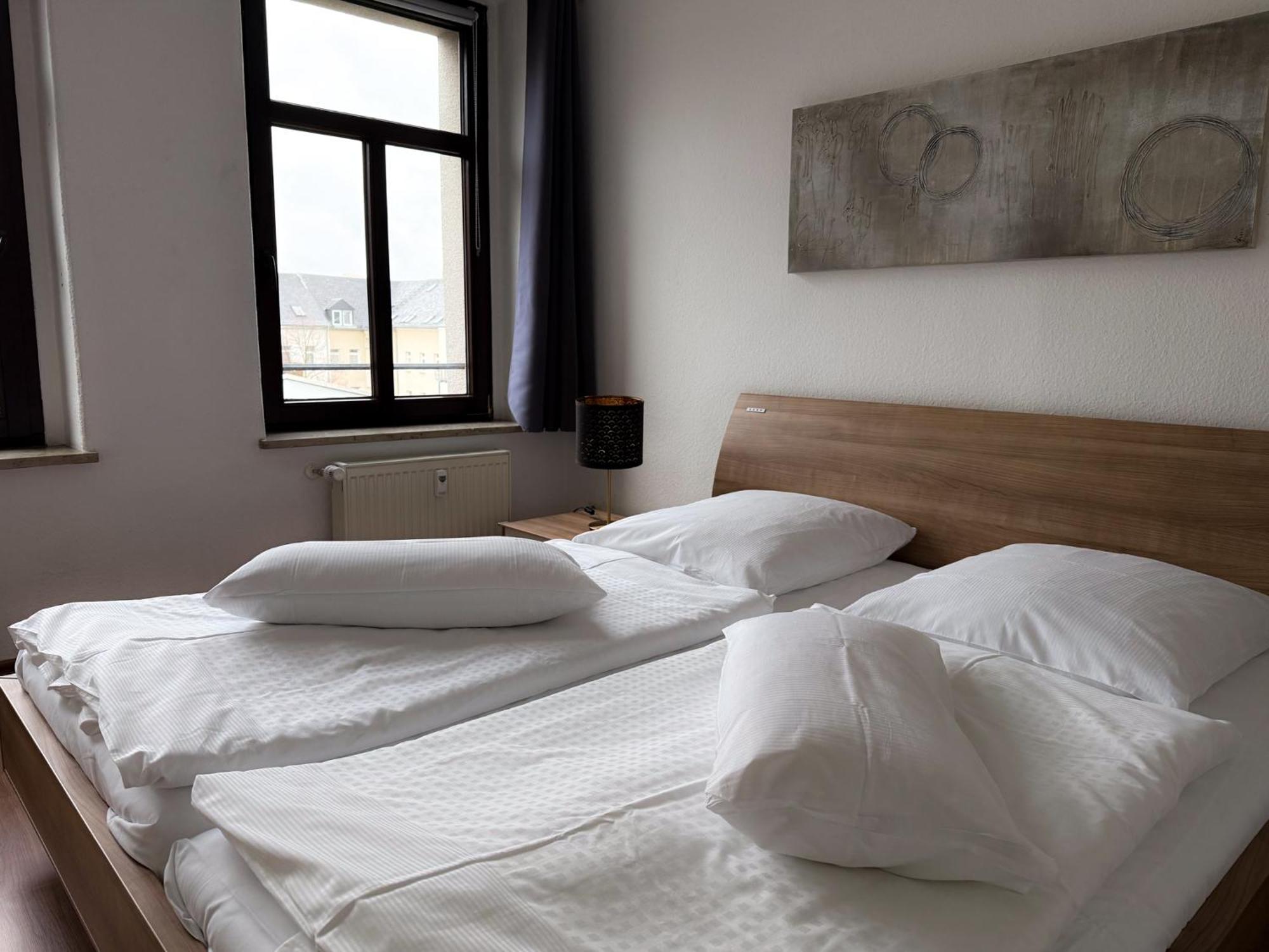 Alexxanders Apartments & Studios Кемниц Стая снимка